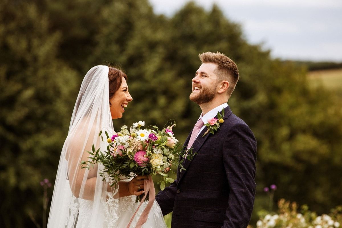 5 Secret Tricks to Stretch Your Wedding Flower Budget (Without Compromising Style!) 1 5 Secret Tricks to Stretch Your Wedding Flower Budget fbf45a57